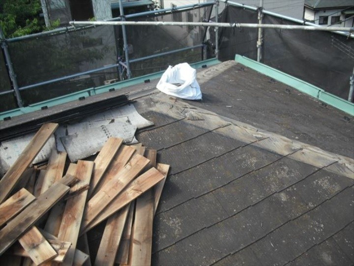 既存屋根材と下地の撤去