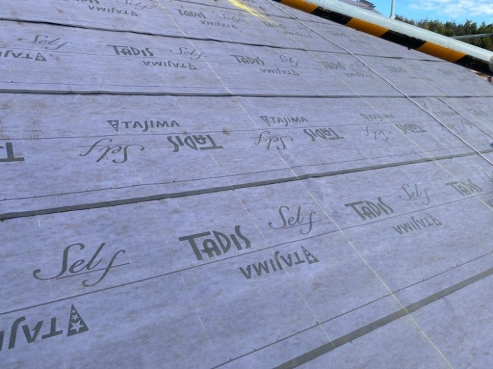 既存屋根の点検と防水シートの施工