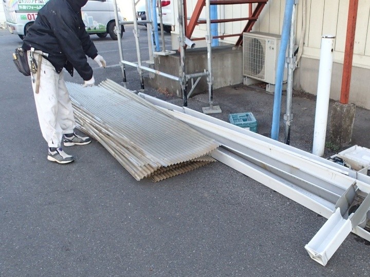 既存波板と雨樋の撤去作業