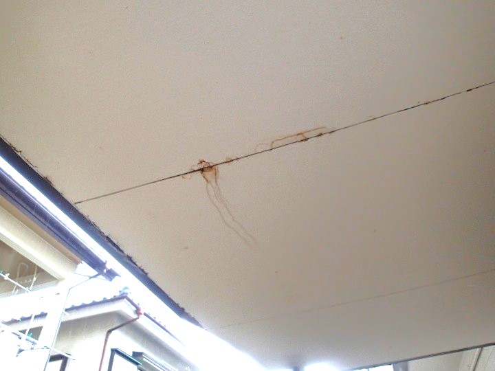 天井材に表れたシミと雨染み跡
