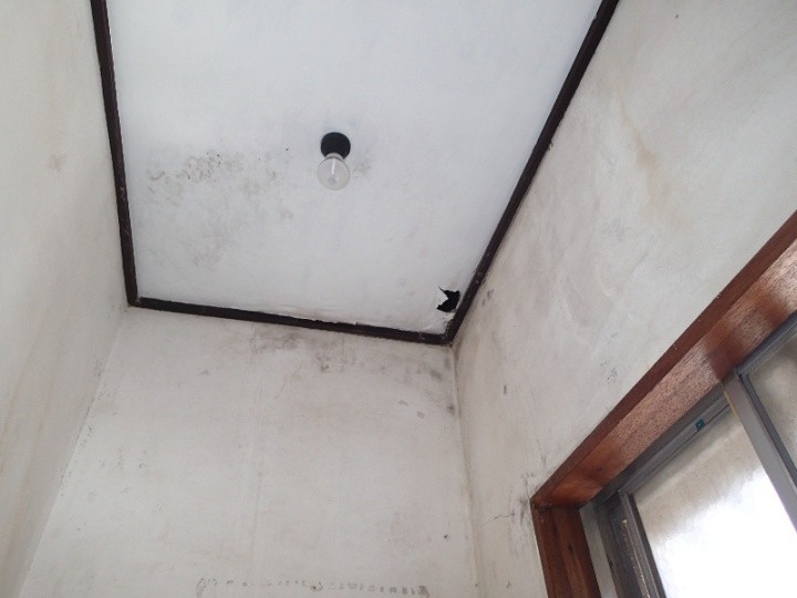 室内天井の雨漏り跡