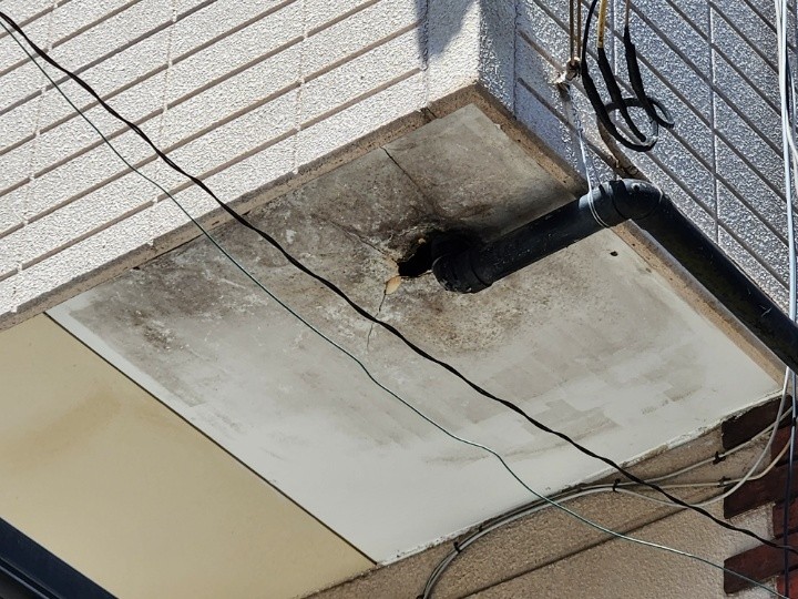 陥没した排水ドレンと軒天の雨染み