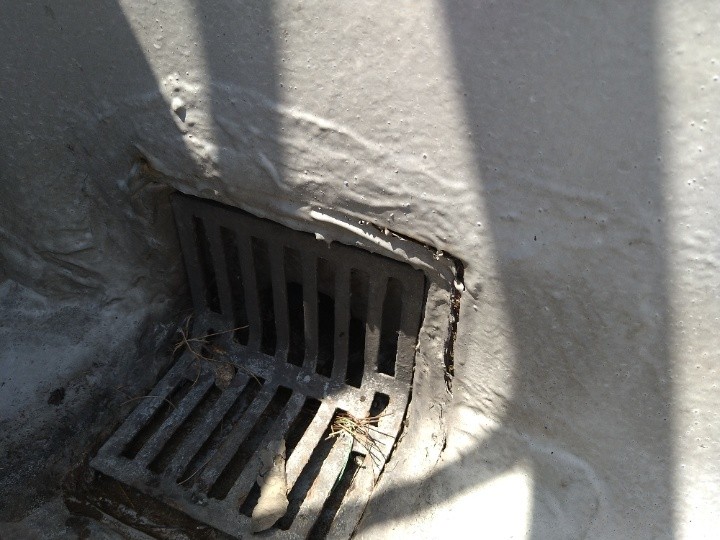 排水口周辺のシート破れを確認