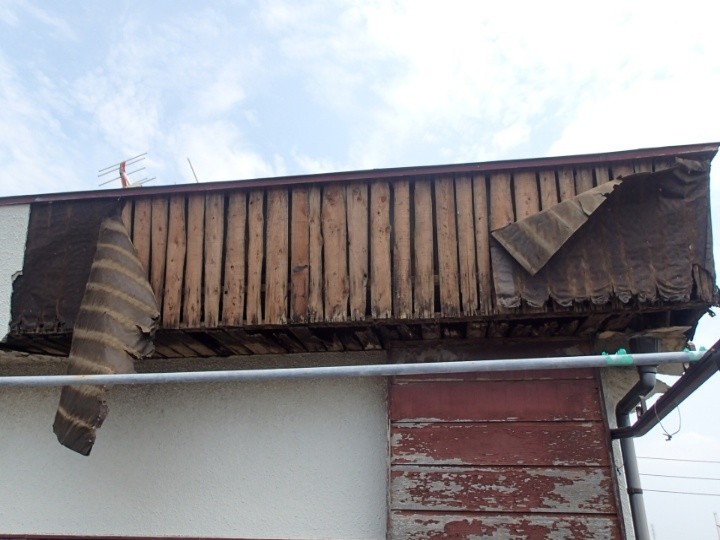 外壁材が大きく剥がれた部分の確認