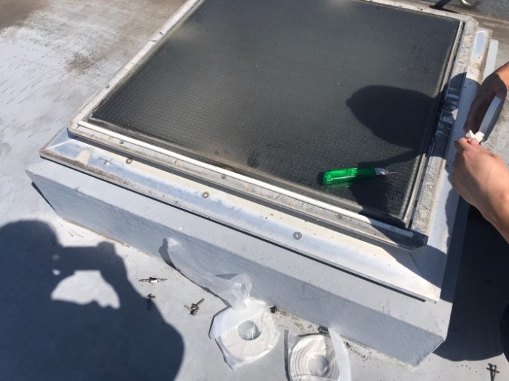 既存ドーム型天窓カバーの撤去