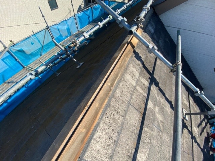 既存棟板金の撤去と貫板の交換