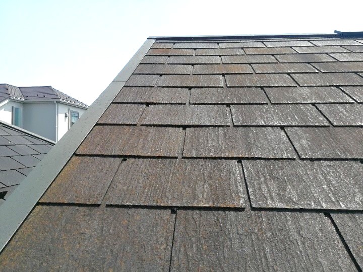 スレート屋根の表面劣化を確認