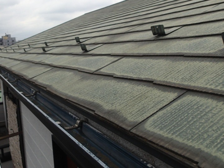 既存スレート屋根の退色と雪止め金具