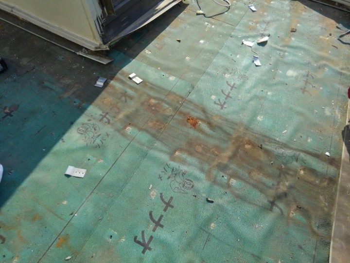 既存屋根材の撤去と下地確認