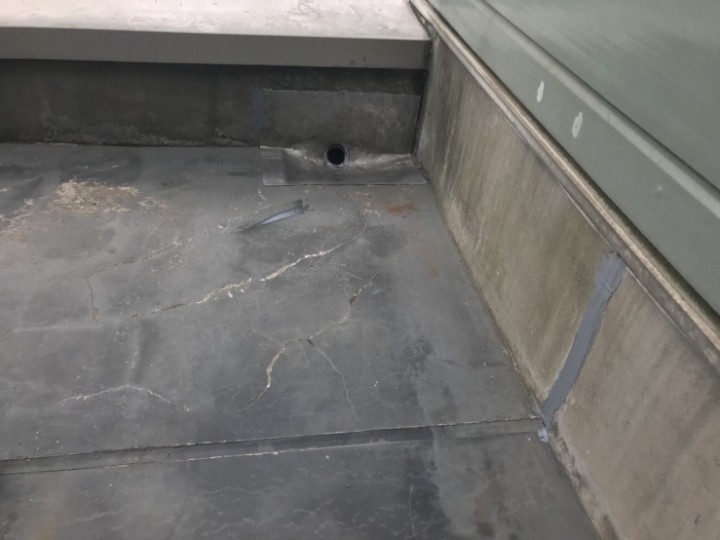 下地補修と鉛製改修用ドレンの設置