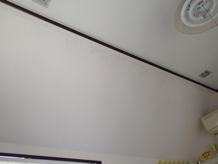 天井に現れた黒ずみの確認