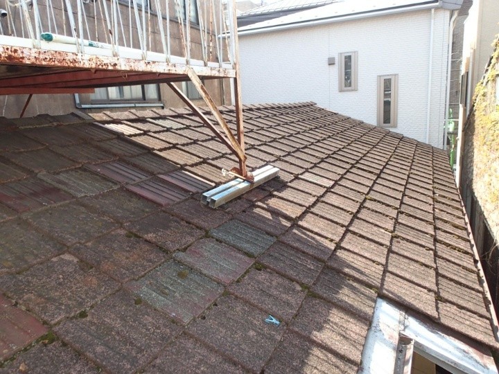 セメントプレス瓦の広範囲な劣化