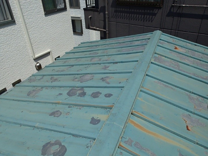 屋根全体に広がる塗膜の剥がれ