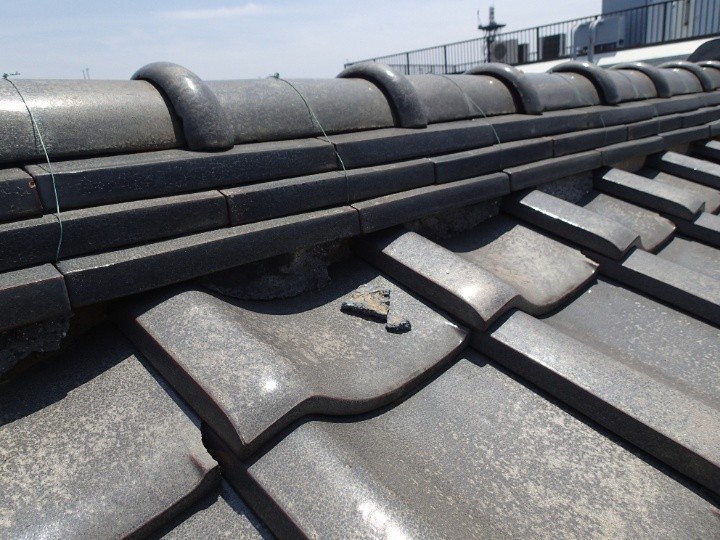 棟瓦の漆喰が大きく脱落している状態