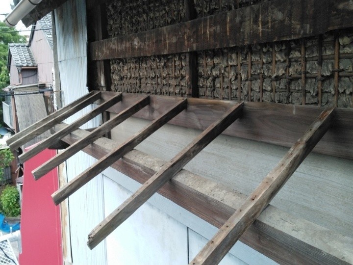 既存下地の撤去と骨組みの調整