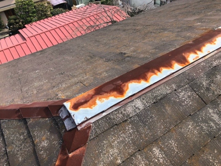 錆びた棟板金の状態を詳細確認