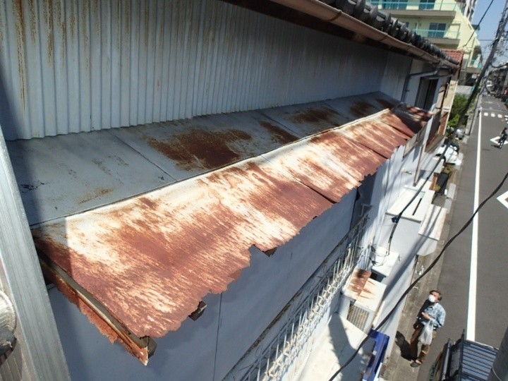 トタン屋根の広範囲なサビと欠損