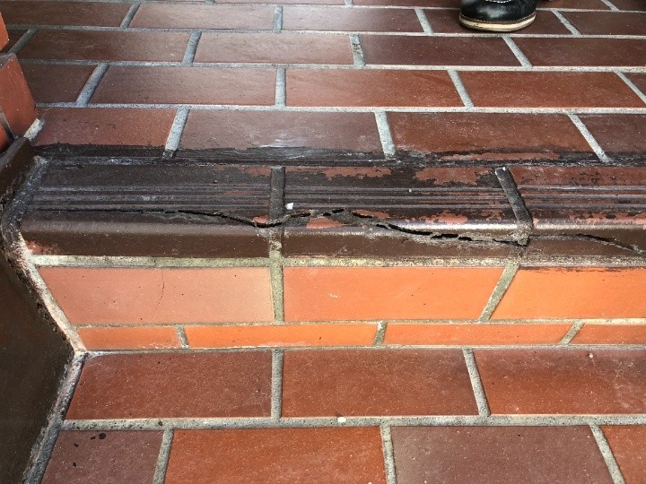 階段タイルの損傷と劣化