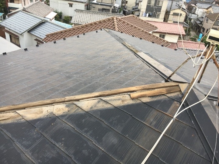 寄棟の一面で棟板金が飛散している状況