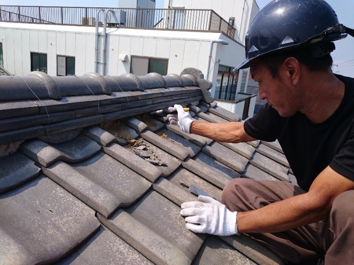 劣化した漆喰の撤去作業