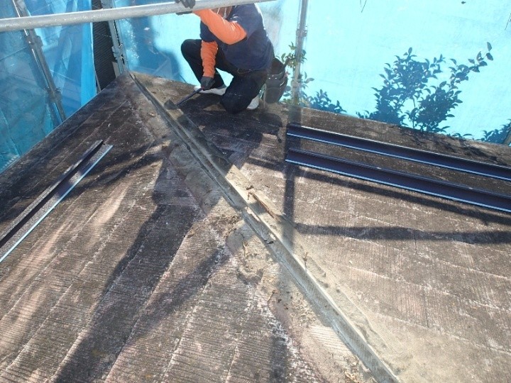 既存棟板金の撤去と下地確認