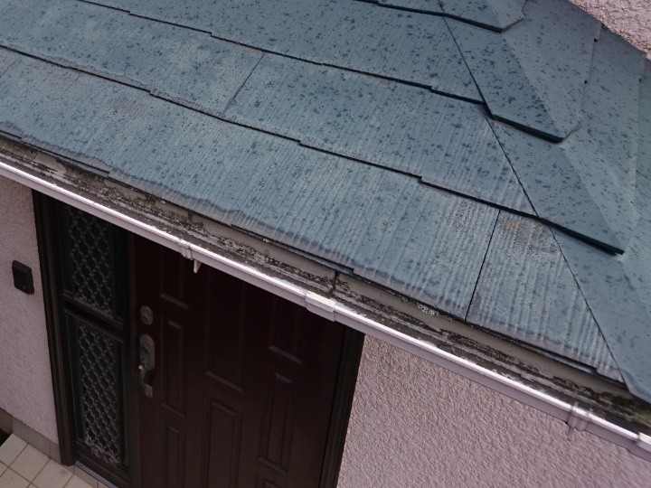 ひび割れが疑われる軒樋部分