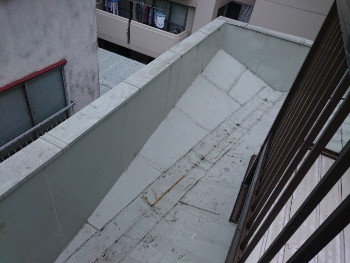 ベランダ横の勾配屋根の状態