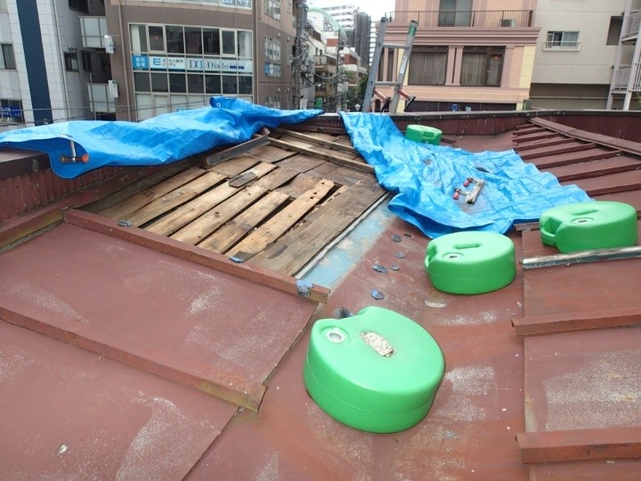 捲れて露出した下地の状況