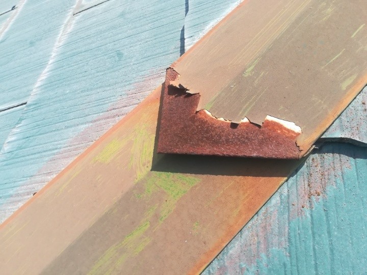 錆びて劣化した棟板金