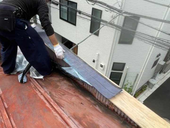 粘着式ルーフィング「タディスセルフ」の敷設