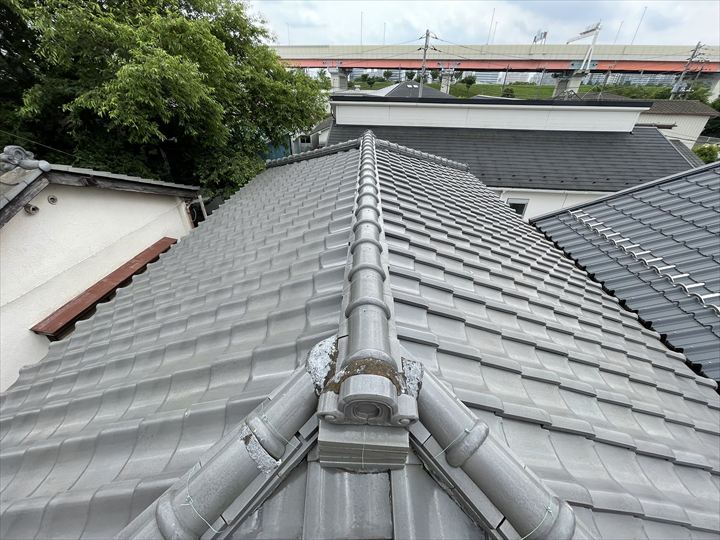 棟瓦全体の歪みと劣化状況