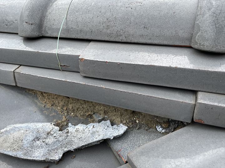 漆喰の剥がれと内部土の露出