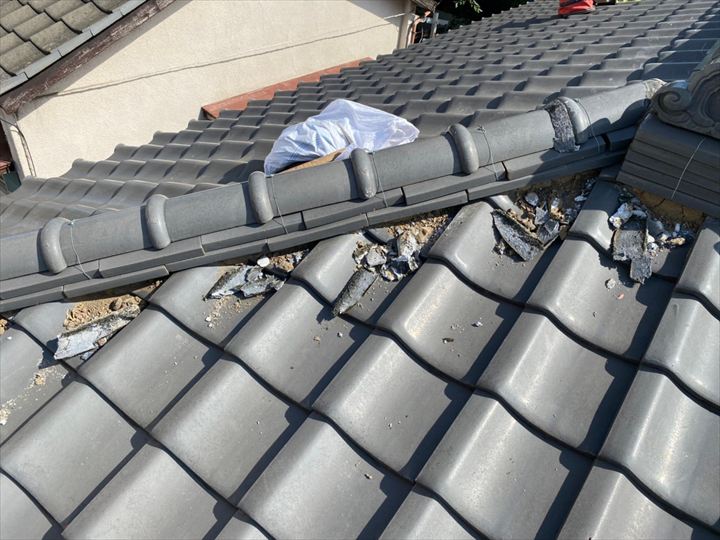 棟瓦の撤去と既存土の除去