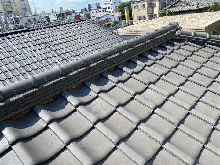 新しい土台の形成と瓦の再設置