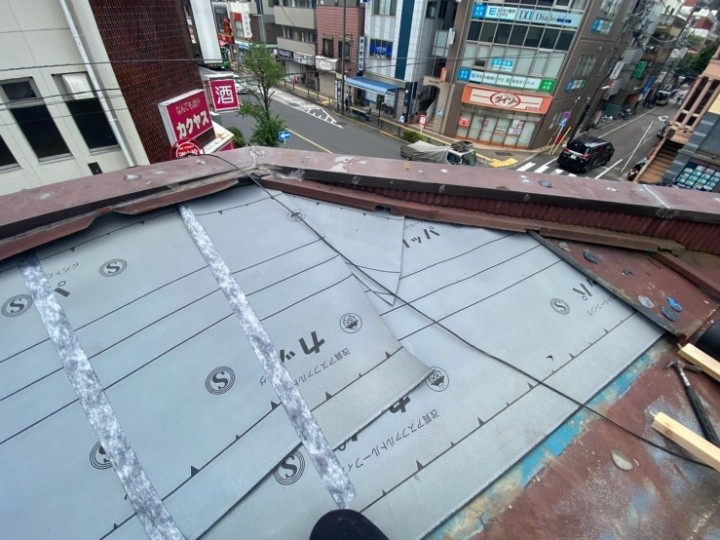 防水紙の施工と雨押え板金の調整