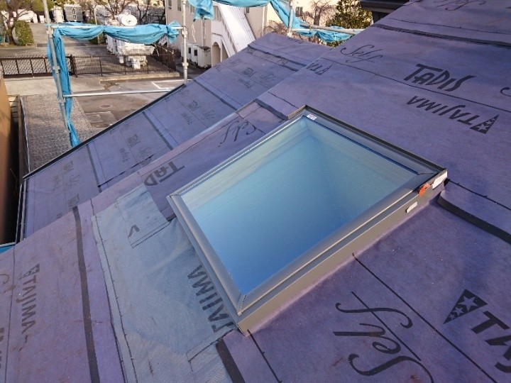 新規天窓の取り付けと防水シート施工