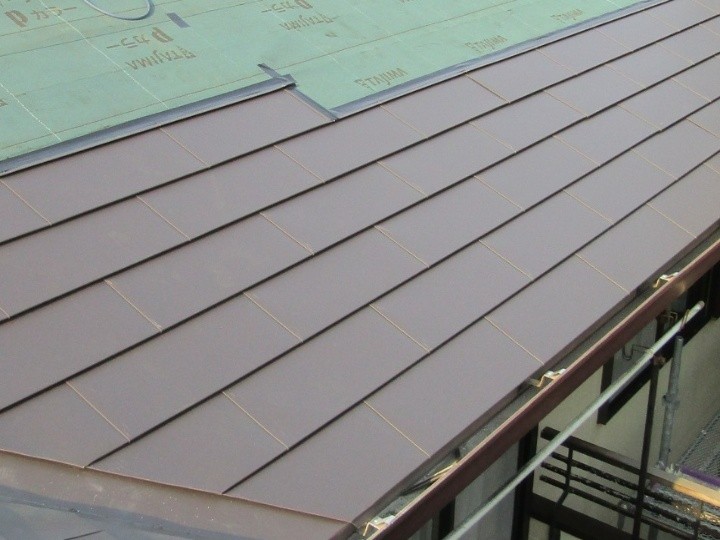 金属屋根材「GMルーフ」を敷設