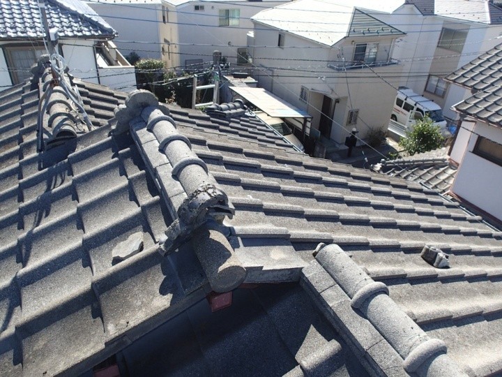 棟瓦の破損と漆喰の崩れ