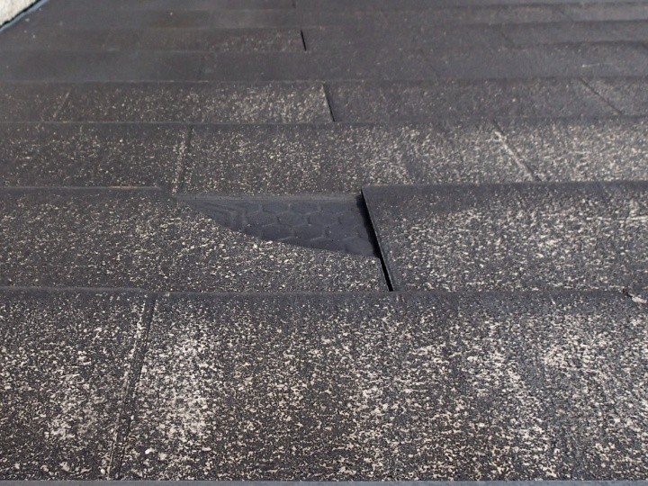 屋根材の一部に欠けがあり下地が露出していました