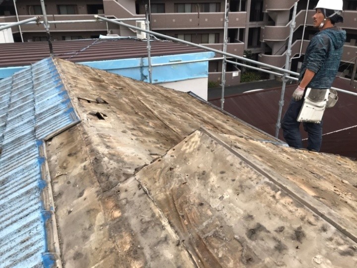 既存瓦の撤去作業