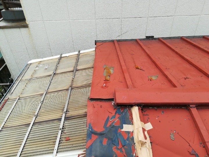 トタン屋根が捲れている危険な状態