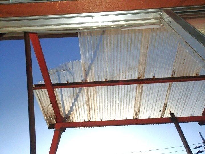 破損が広がった階段部庇