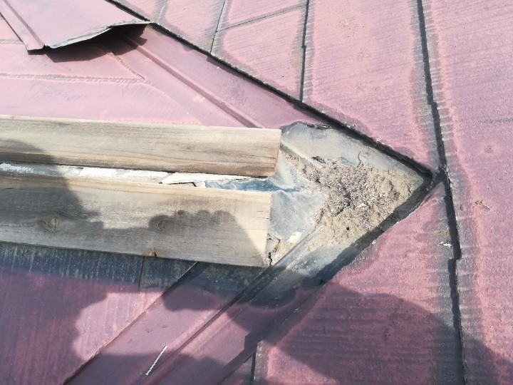 谷部分の崩れた下地