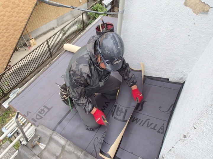 防水シートの敷設