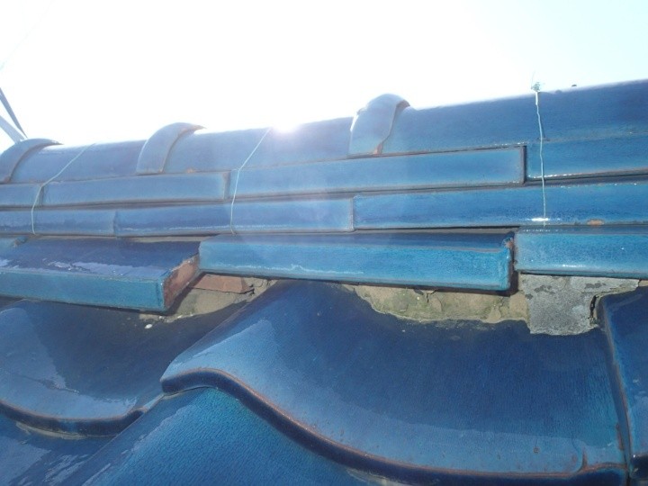 棟瓦の重なり部分の大きな隙間