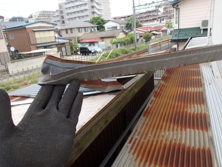 飛散した屋根材の破損状況