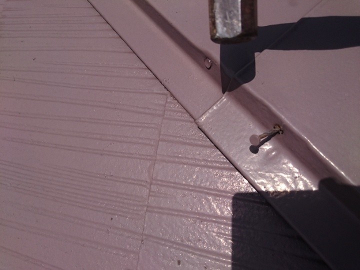 浮いてしまった釘の拡大確認