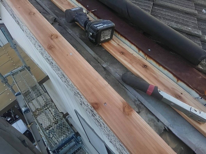 貫板の設置作業