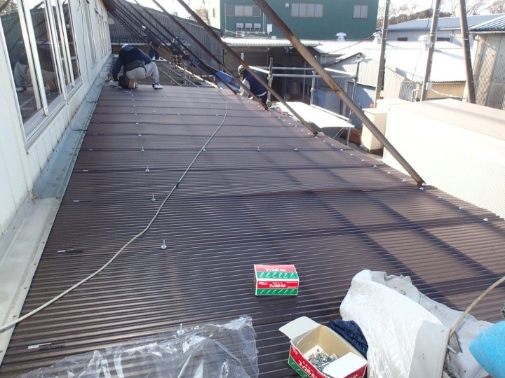 新しいポリカ波板の敷設
