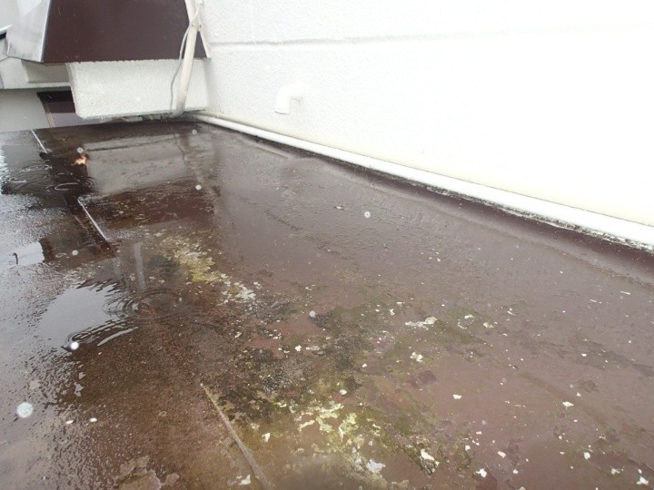 雨水が滞留したゼロ勾配の屋根